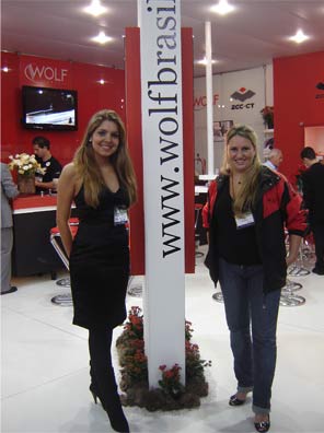 Recepcionista e Michelle Moraes, da Wolf Brasil 