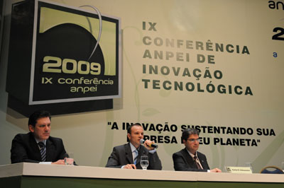 Representante da Irani, Leandro Faria e Carlos Calmanovici (Foto: Dudu Leal)