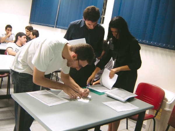 Alunos recebendo os certificados